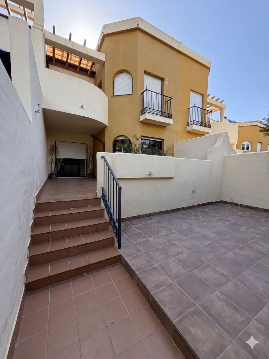 3 bedroom Townhouse for sale in Marbella with pool - € 830,000 (Ref: 9849536)