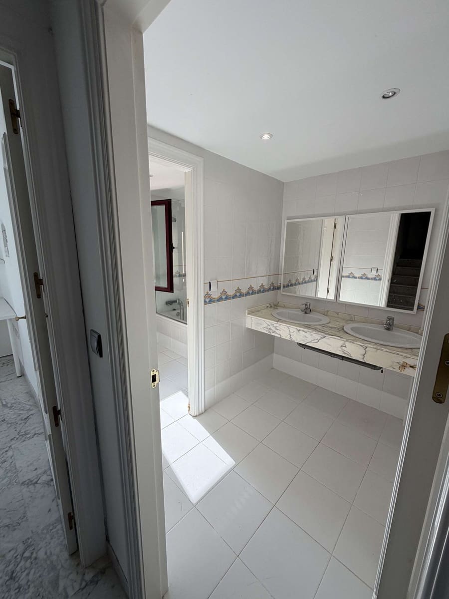 3 bedroom Townhouse for sale in Marbella with pool - € 830,000 (Ref: 9849536)
