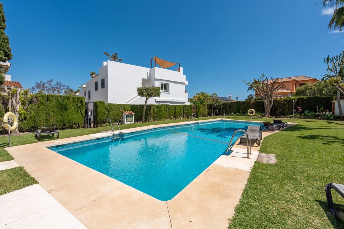 3 slaapkamer Huis te koop in Nueva Andalucia met zwembad - € 620.000 (Ref: 9849537)