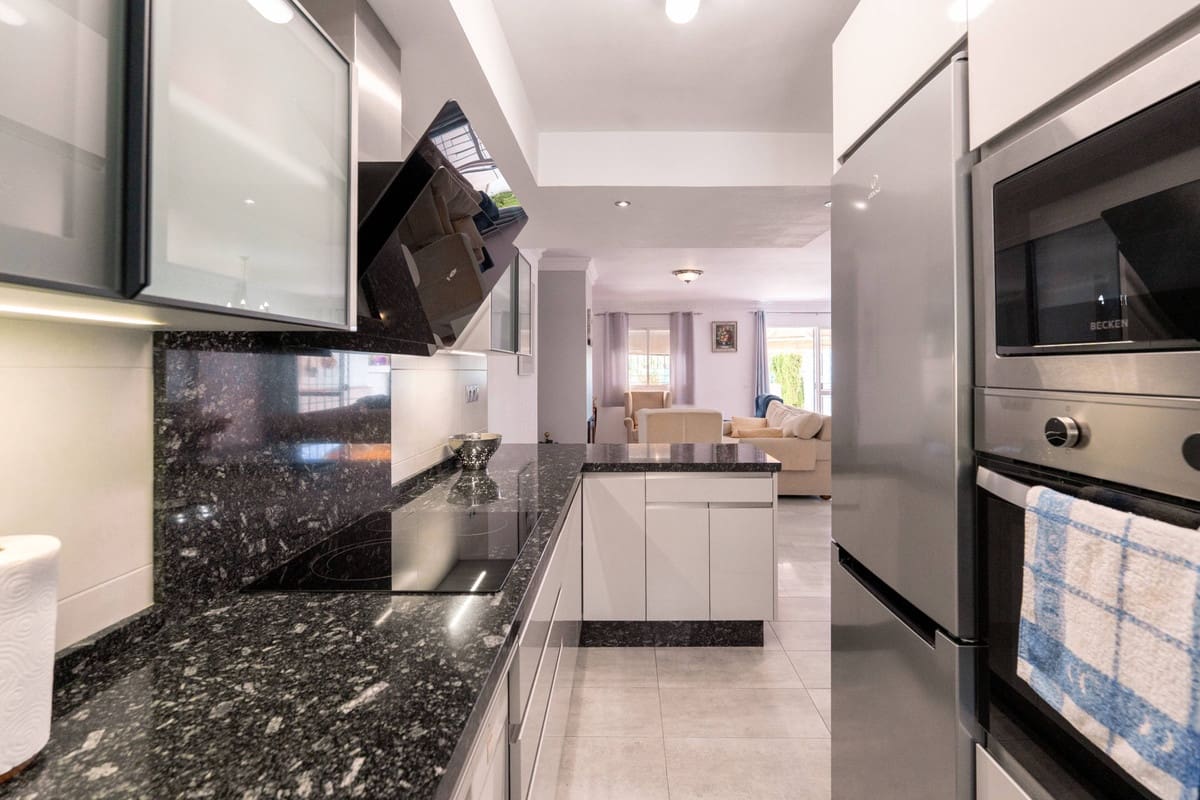 3 slaapkamer Huis te koop in Nueva Andalucia met zwembad - € 620.000 (Ref: 9849537)