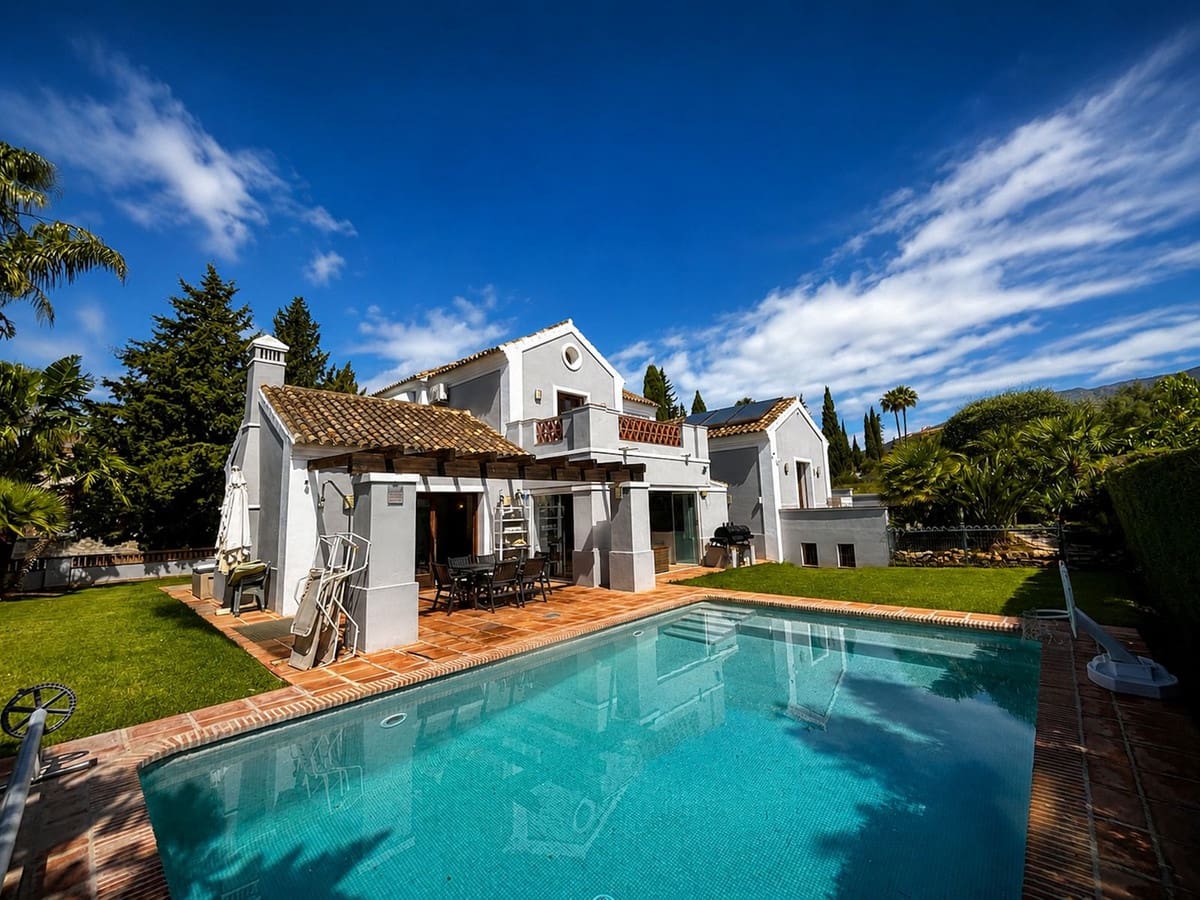 5 bedroom Villa for sale in Mijas Golf with pool - € 1,350,000 (Ref: 9849538)