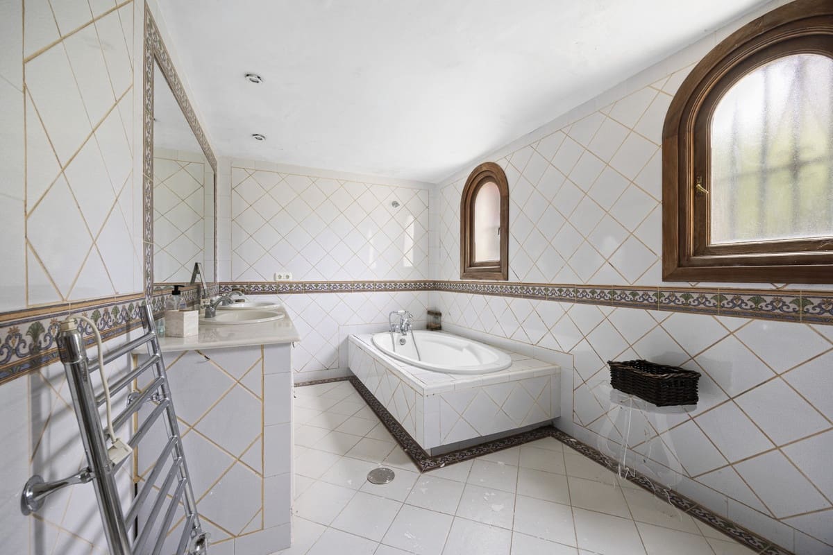 3 bedroom Villa for sale in Benahavis with pool - € 2,650,000 (Ref: 9849539)