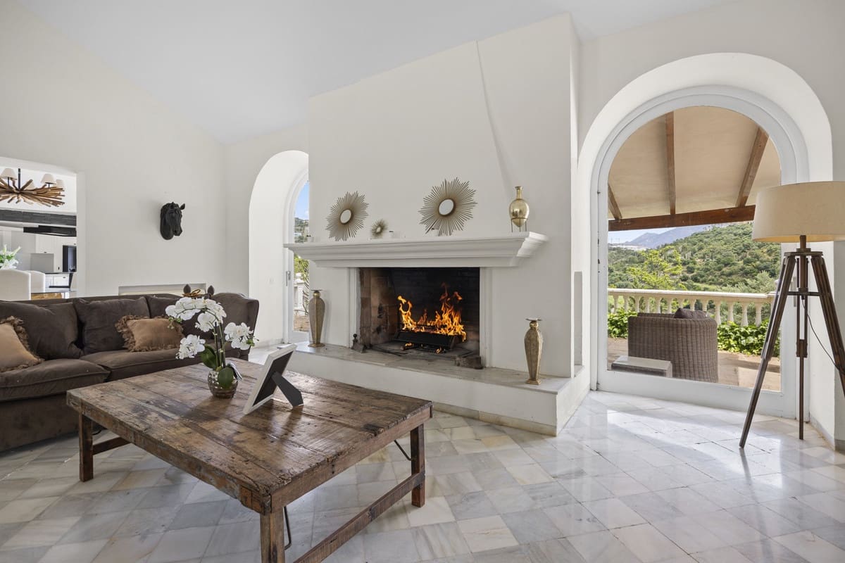3 bedroom Villa for sale in Benahavis with pool - € 2,650,000 (Ref: 9849539)