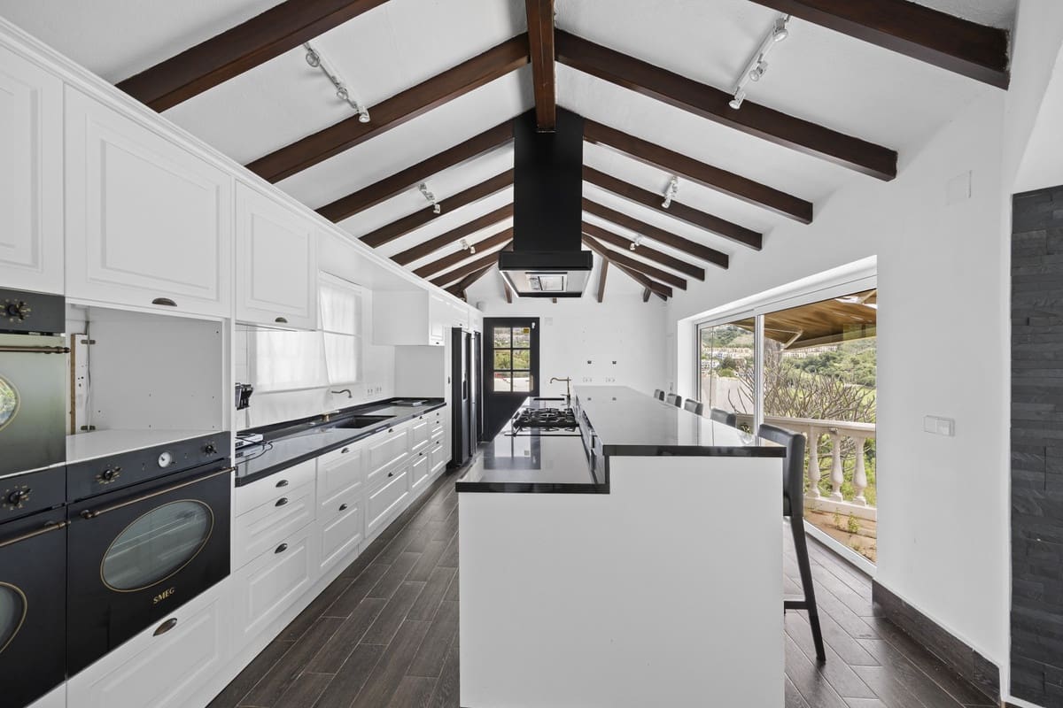 3 bedroom Villa for sale in Benahavis with pool - € 2,650,000 (Ref: 9849539)
