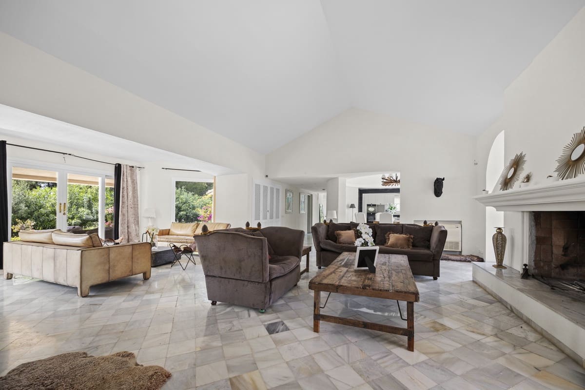 3 bedroom Villa for sale in Benahavis with pool - € 2,650,000 (Ref: 9849539)
