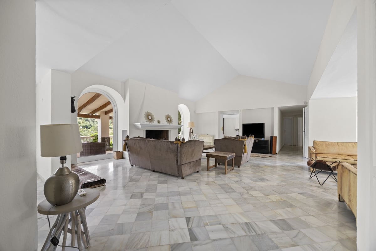 3 bedroom Villa for sale in Benahavis with pool - € 2,650,000 (Ref: 9849539)