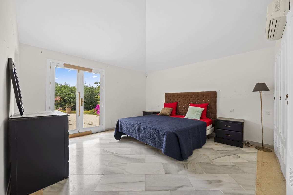 3 bedroom Villa for sale in Benahavis with pool - € 2,650,000 (Ref: 9849539)