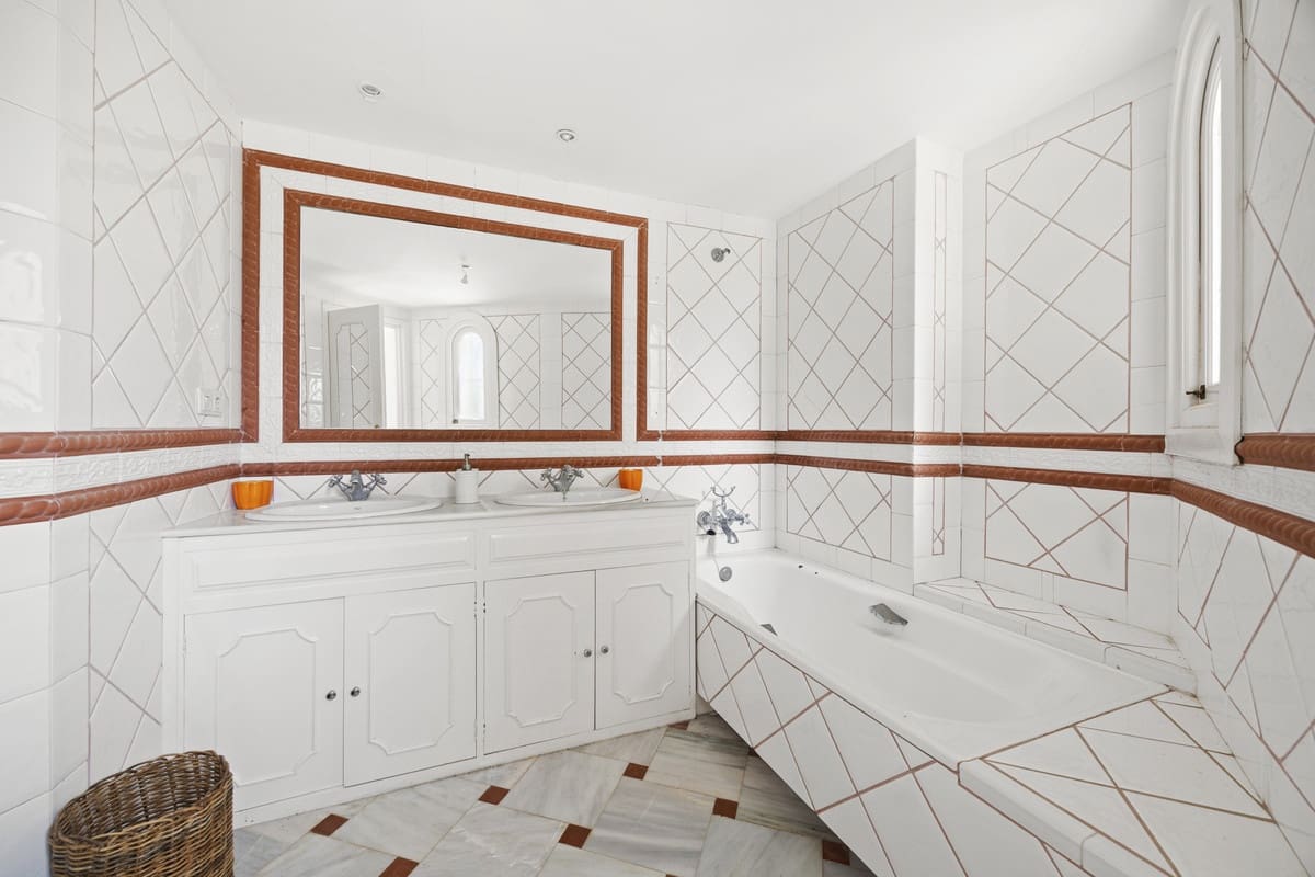 3 bedroom Villa for sale in Benahavis with pool - € 2,650,000 (Ref: 9849539)
