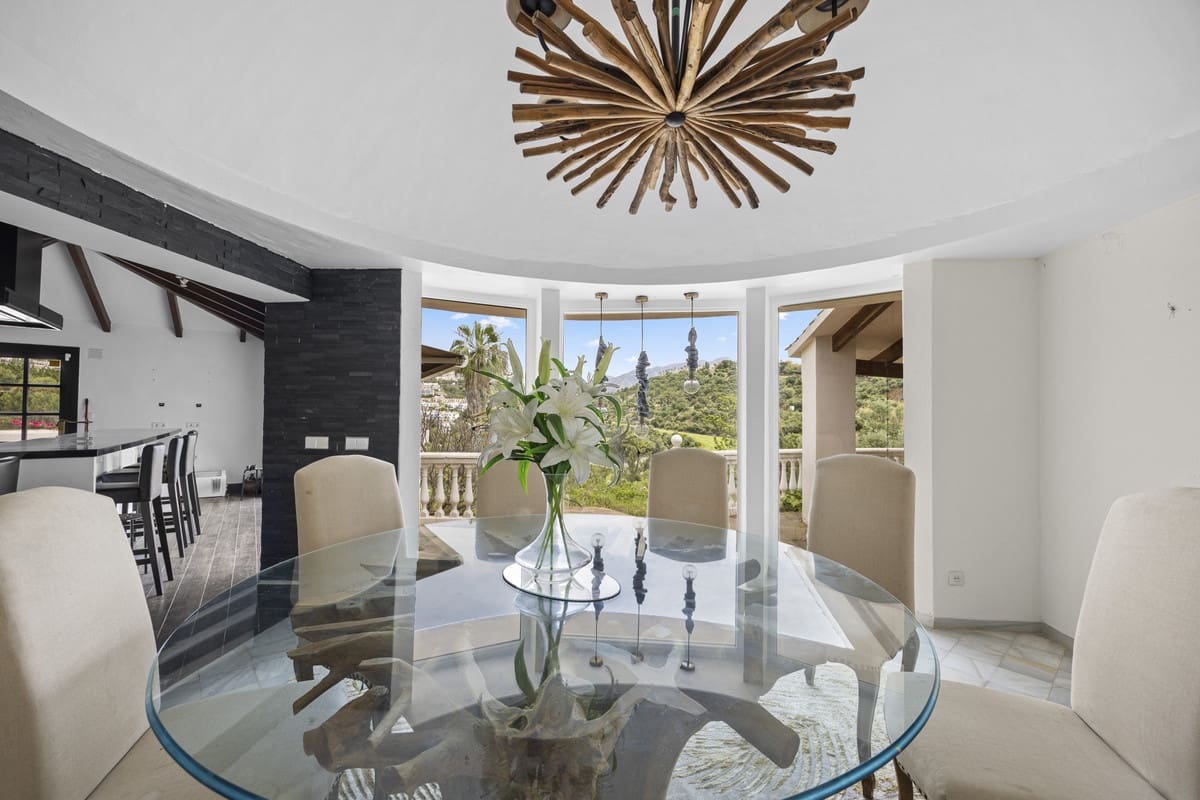 3 bedroom Villa for sale in Benahavis with pool - € 2,650,000 (Ref: 9849539)