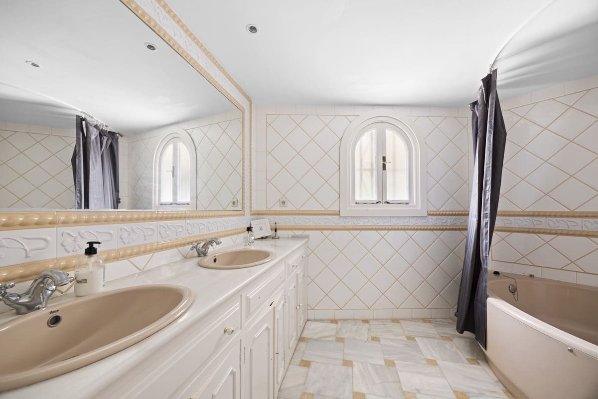3 bedroom Villa for sale in Benahavis with pool - € 2,650,000 (Ref: 9849539)
