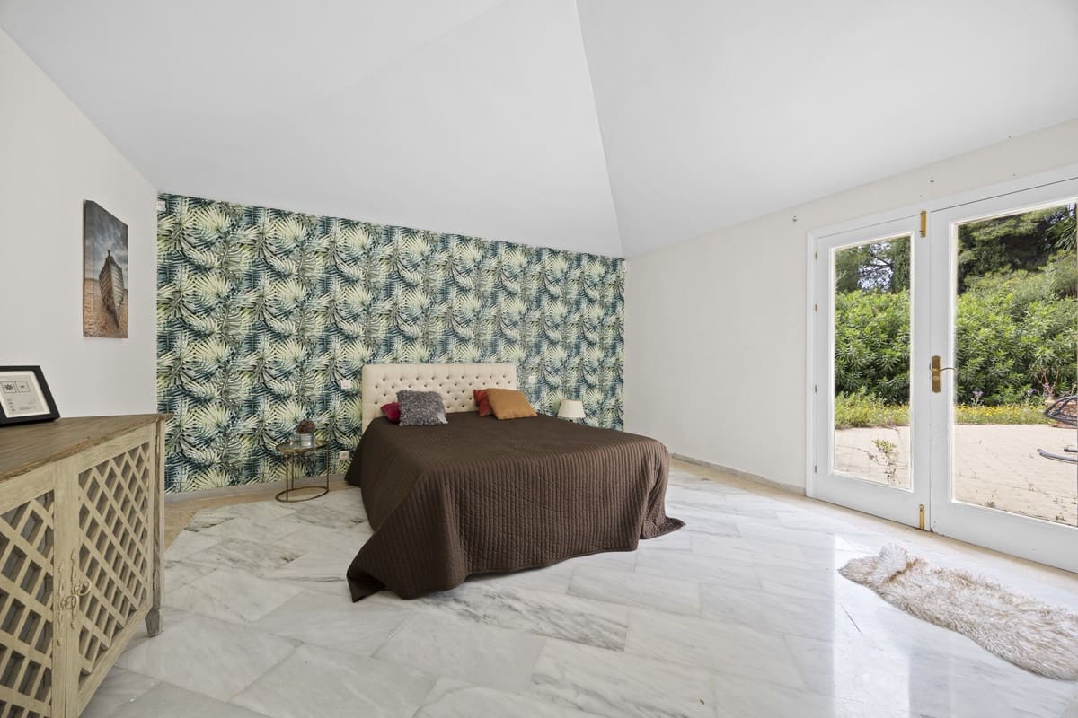 3 bedroom Villa for sale in Benahavis with pool - € 2,650,000 (Ref: 9849539)