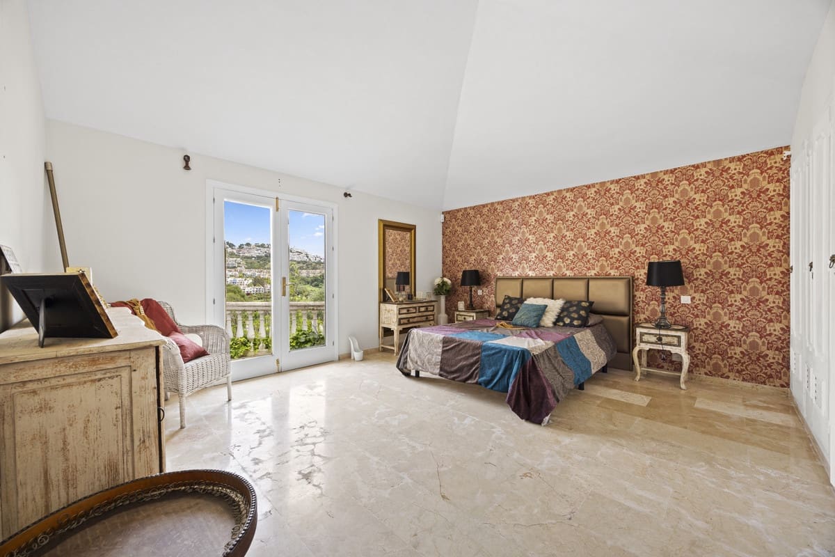 3 bedroom Villa for sale in Benahavis with pool - € 2,650,000 (Ref: 9849539)