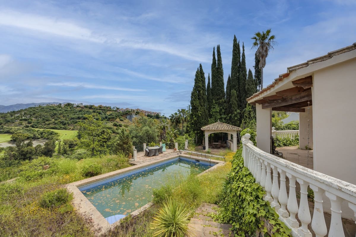 3 bedroom Villa for sale in Benahavis with pool - € 2,650,000 (Ref: 9849539)