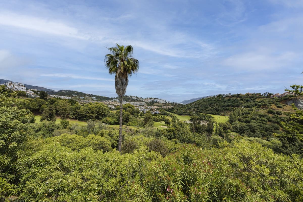 3 bedroom Villa for sale in Benahavis with pool - € 2,650,000 (Ref: 9849539)