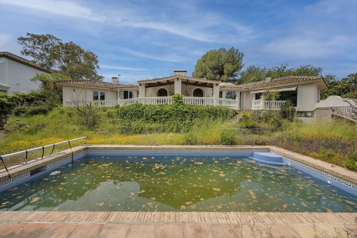 3 bedroom Villa for sale in Benahavis with pool - € 2,650,000 (Ref: 9849539)