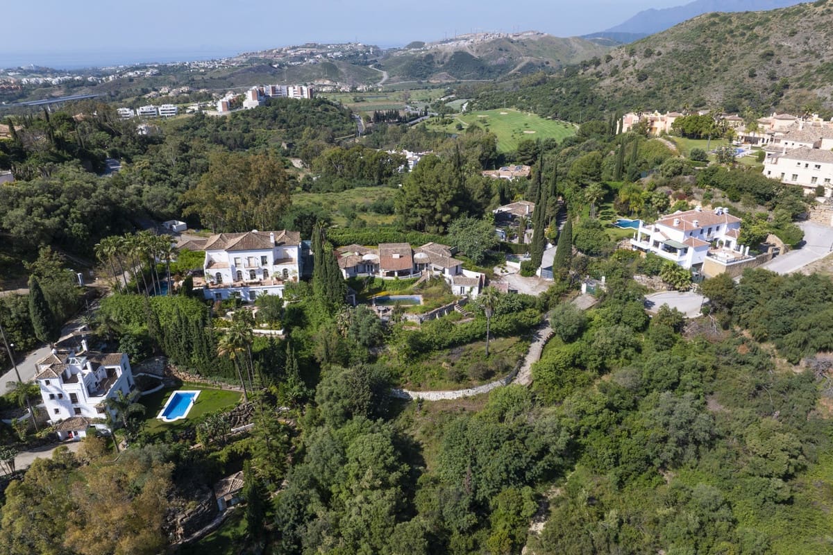 3 bedroom Villa for sale in Benahavis with pool - € 2,650,000 (Ref: 9849539)