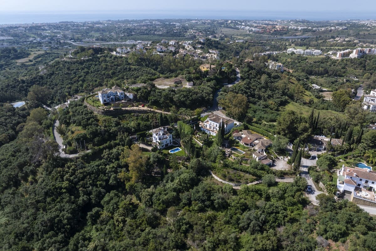 3 bedroom Villa for sale in Benahavis with pool - € 2,650,000 (Ref: 9849539)