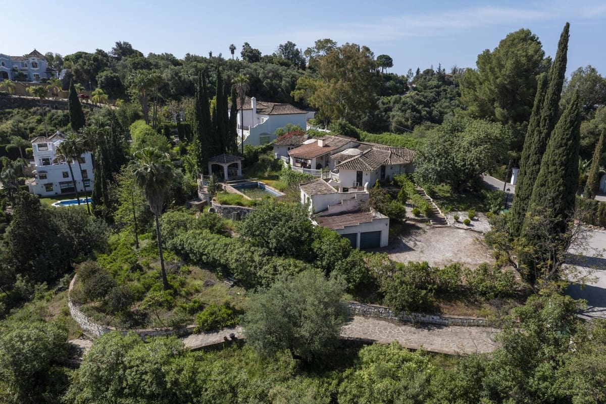 3 bedroom Villa for sale in Benahavis with pool - € 2,650,000 (Ref: 9849539)