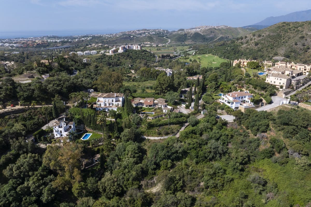 3 bedroom Villa for sale in Benahavis with pool - € 2,650,000 (Ref: 9849539)