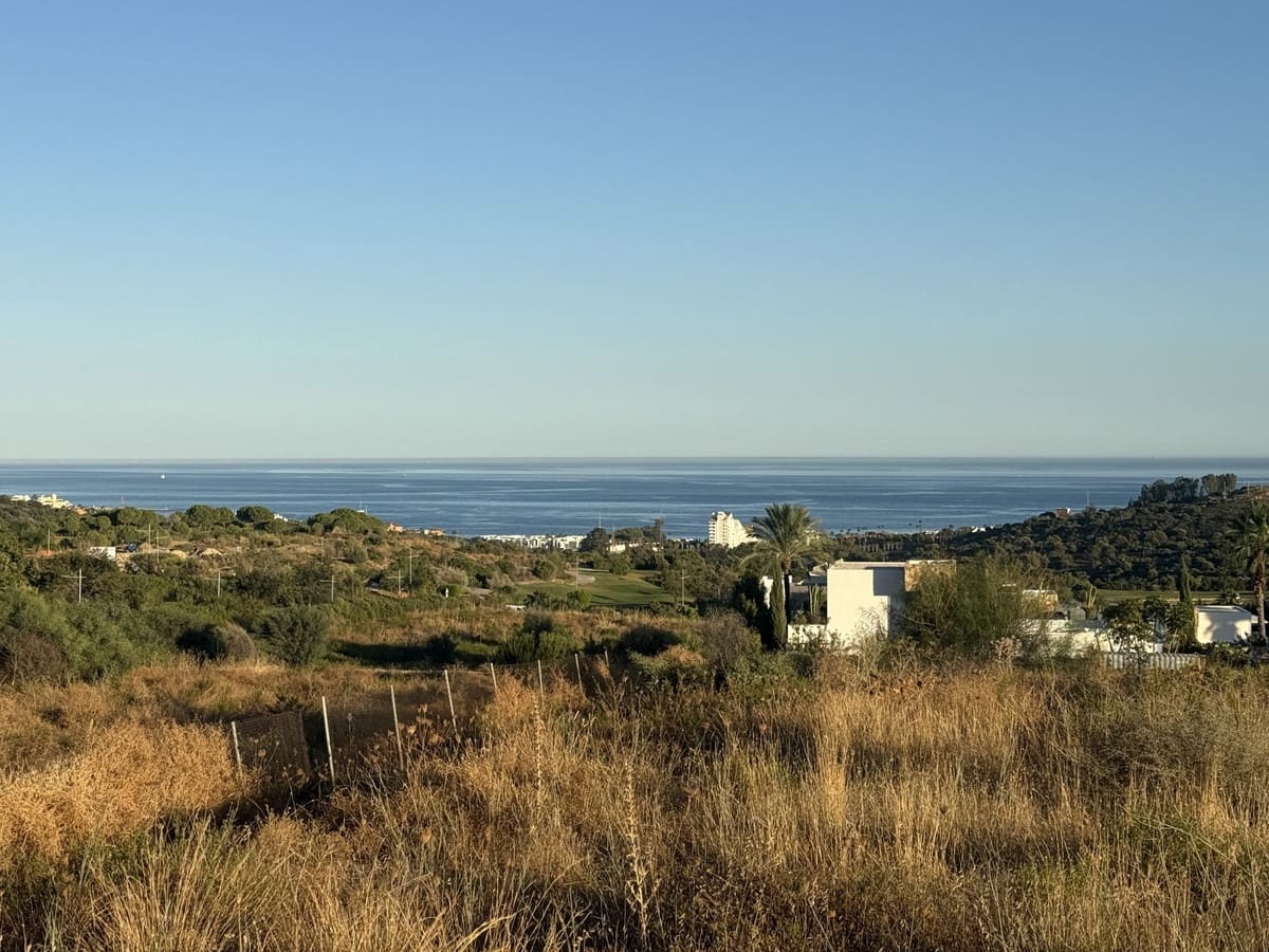 4 bedroom Villa for sale in Estepona with pool - € 2,195,000 (Ref: 9851902)