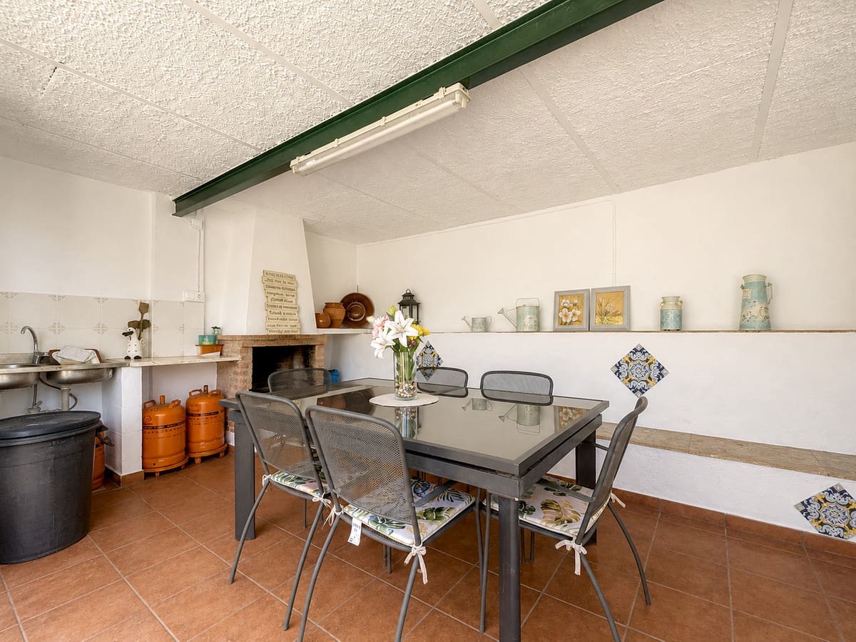 3 slaapkamer Finca/Landhuis te koop in Estepona met zwembad - € 800.000 (Ref: 9851904)