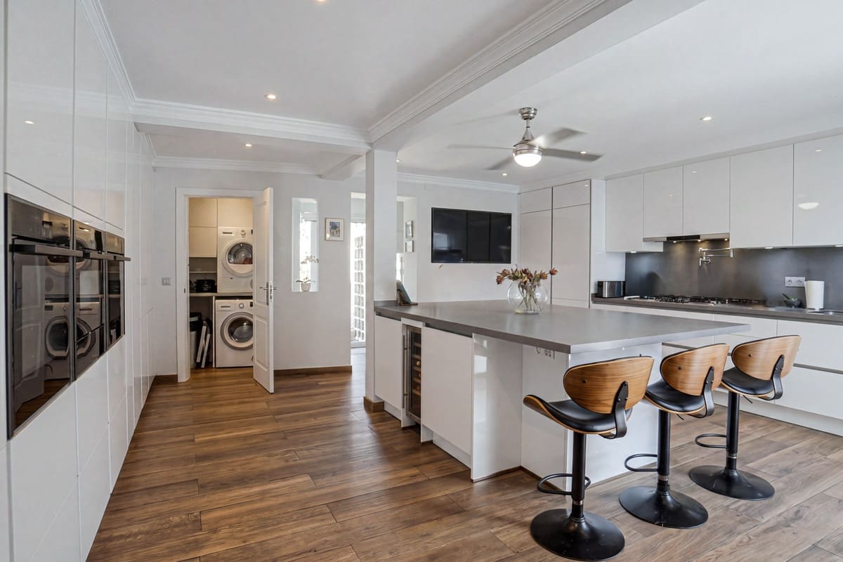 3 bedroom Villa for sale in Marbella with pool - € 1,500,000 (Ref: 9855604)