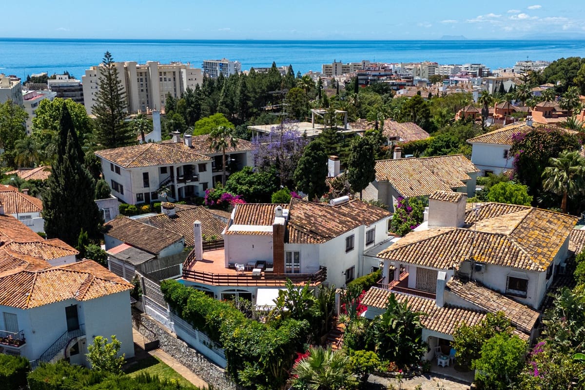 3 bedroom Villa for sale in Marbella with pool - € 1,500,000 (Ref: 9855604)