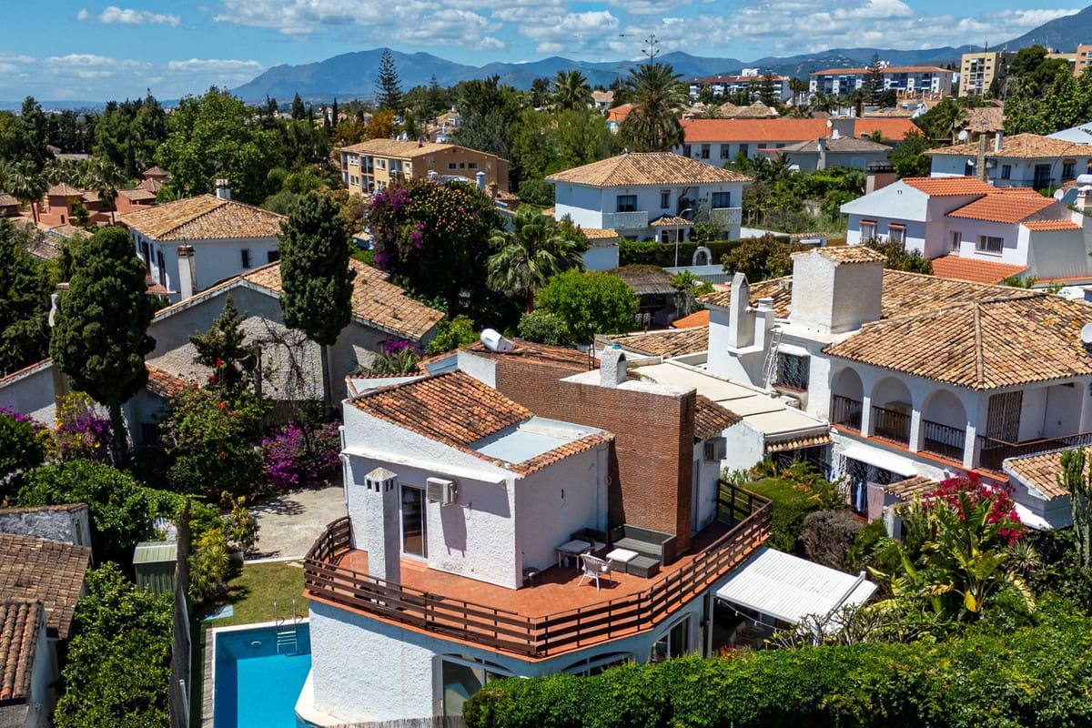 3 bedroom Villa for sale in Marbella with pool - € 1,500,000 (Ref: 9855604)