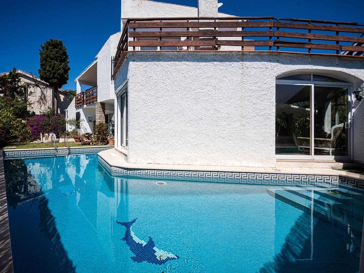 3 bedroom Villa for sale in Marbella with pool - € 1,500,000 (Ref: 9855604)