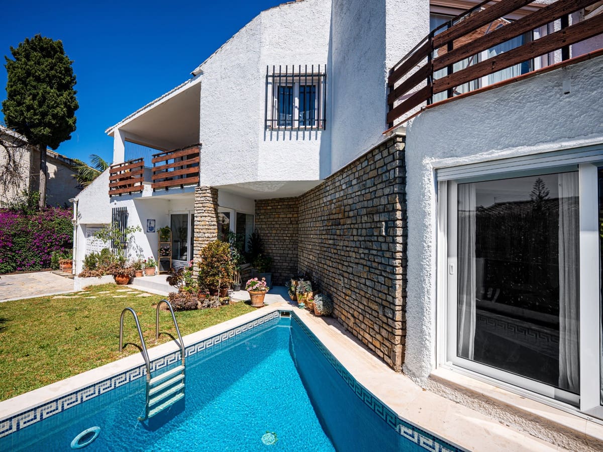 3 bedroom Villa for sale in Marbella with pool - € 1,500,000 (Ref: 9855604)