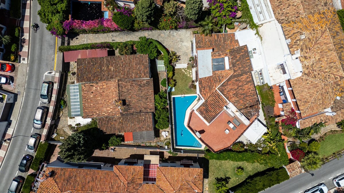 3 bedroom Villa for sale in Marbella with pool - € 1,500,000 (Ref: 9855604)