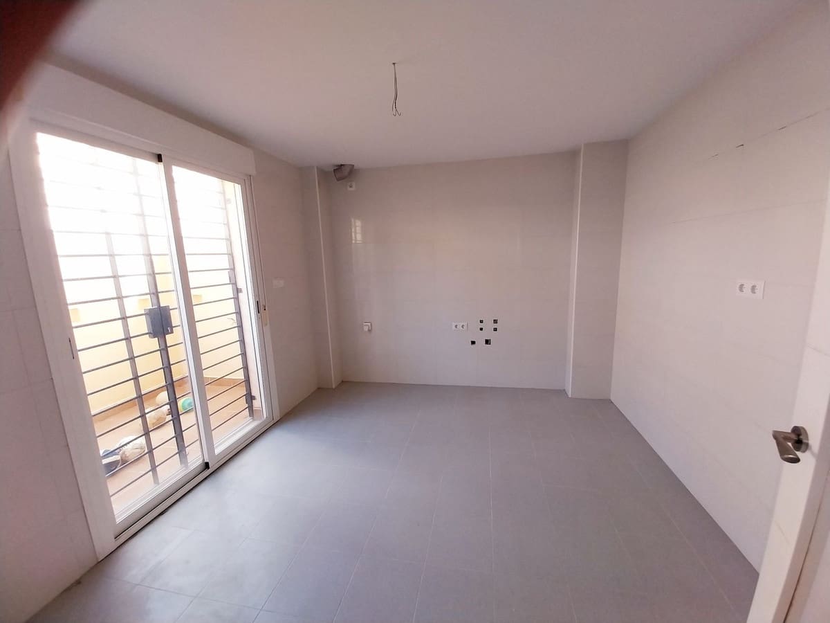 4 sypialnia Dom na sprzedaż w Calahonda z basenem garażem - 639 000 € (Ref: 9855609)