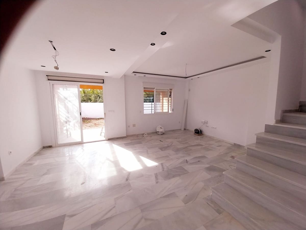 4 sypialnia Dom na sprzedaż w Calahonda z basenem garażem - 639 000 € (Ref: 9855609)