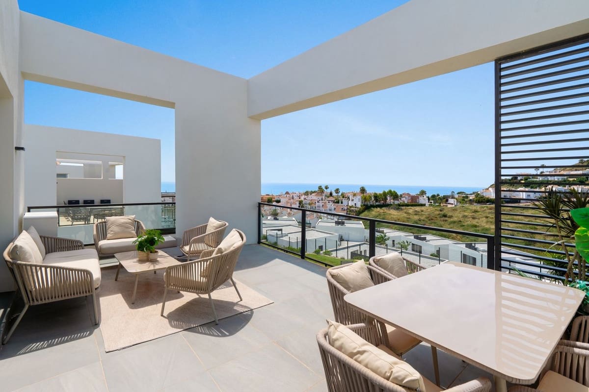 3 soveværelse Semi-Rækkehus til salg i Riviera del Sol med swimmingpool - € 699.000 (Ref: 9855610)