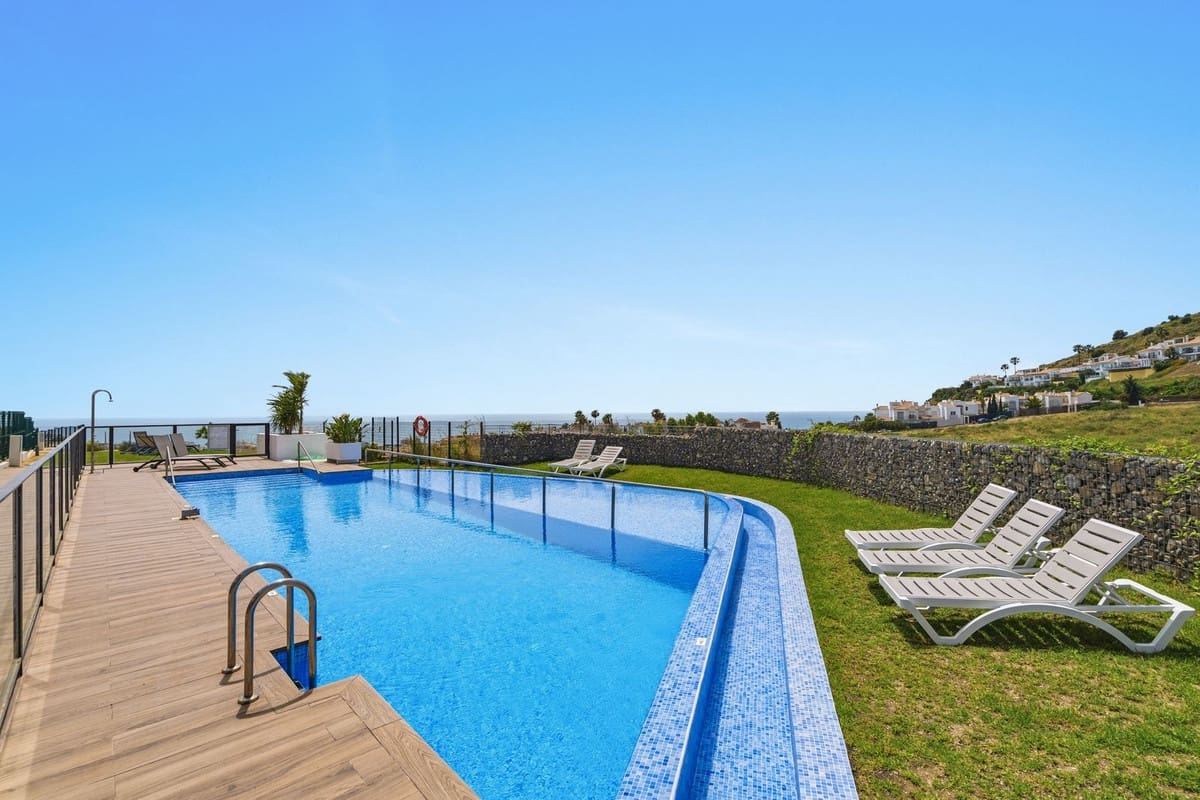 3 soveværelse Semi-Rækkehus til salg i Riviera del Sol med swimmingpool - € 699.000 (Ref: 9855610)