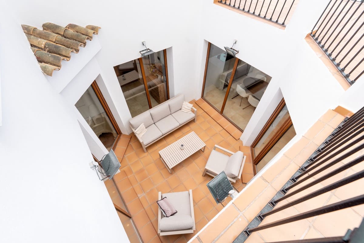 4 bedroom Villa for sale in Estepona with pool - € 1,425,000 (Ref: 9857695)