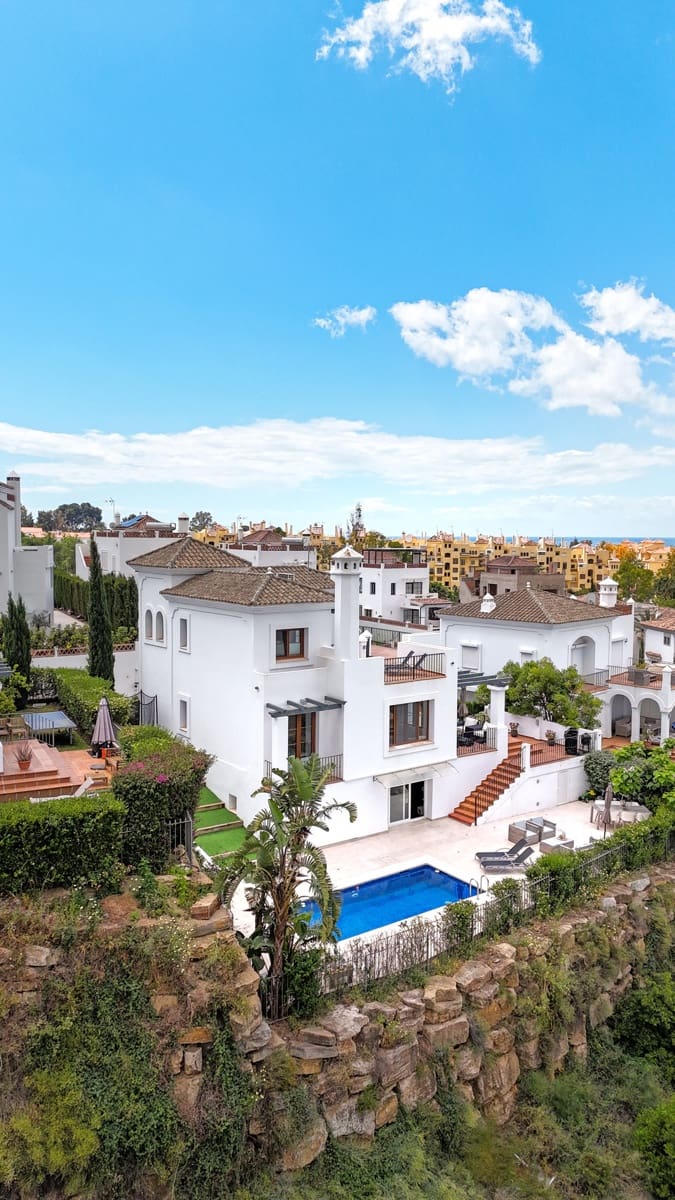 4 bedroom Villa for sale in Estepona with pool - € 1,425,000 (Ref: 9857695)