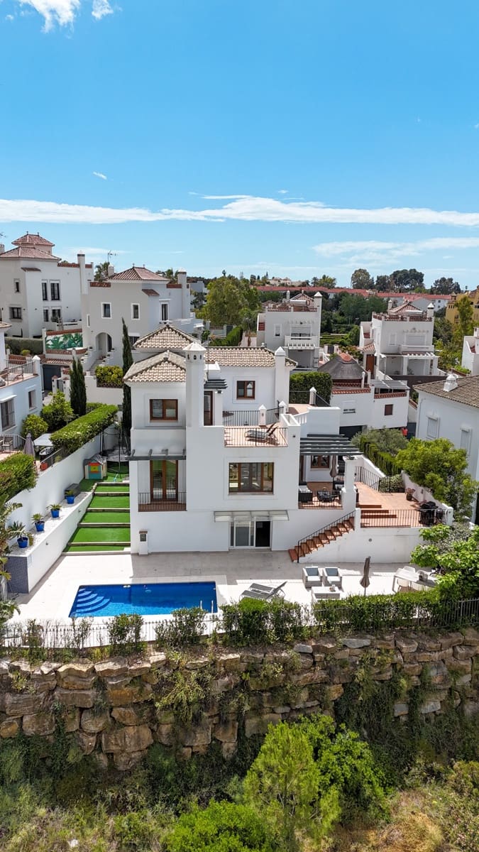 4 bedroom Villa for sale in Estepona with pool - € 1,425,000 (Ref: 9857695)