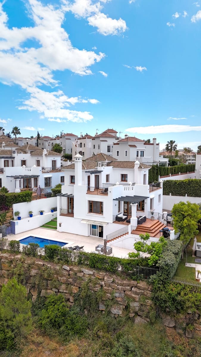 4 bedroom Villa for sale in Estepona with pool - € 1,425,000 (Ref: 9857695)