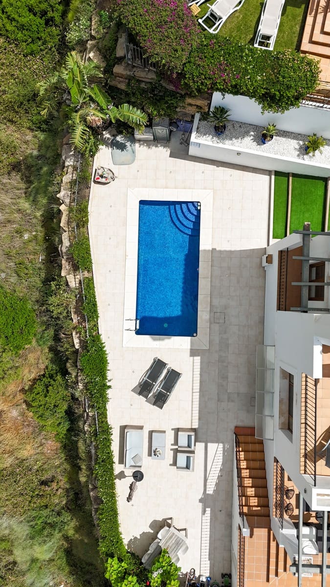 4 bedroom Villa for sale in Estepona with pool - € 1,425,000 (Ref: 9857695)
