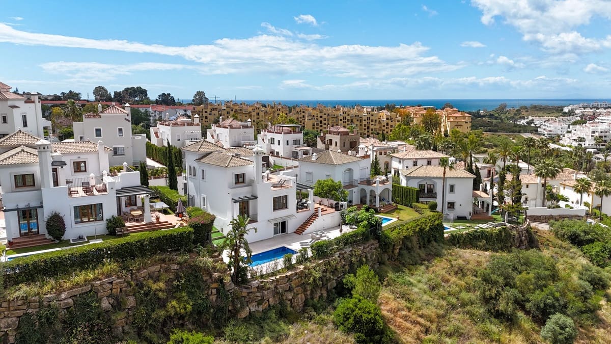 4 bedroom Villa for sale in Estepona with pool - € 1,425,000 (Ref: 9857695)