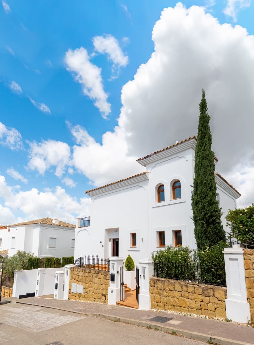 4 bedroom Villa for sale in Estepona with pool - € 1,425,000 (Ref: 9857695)