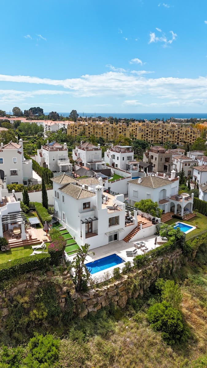 4 bedroom Villa for sale in Estepona with pool - € 1,425,000 (Ref: 9857695)