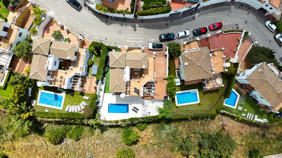 4 bedroom Villa for sale in Estepona with pool - € 1,425,000 (Ref: 9857695)