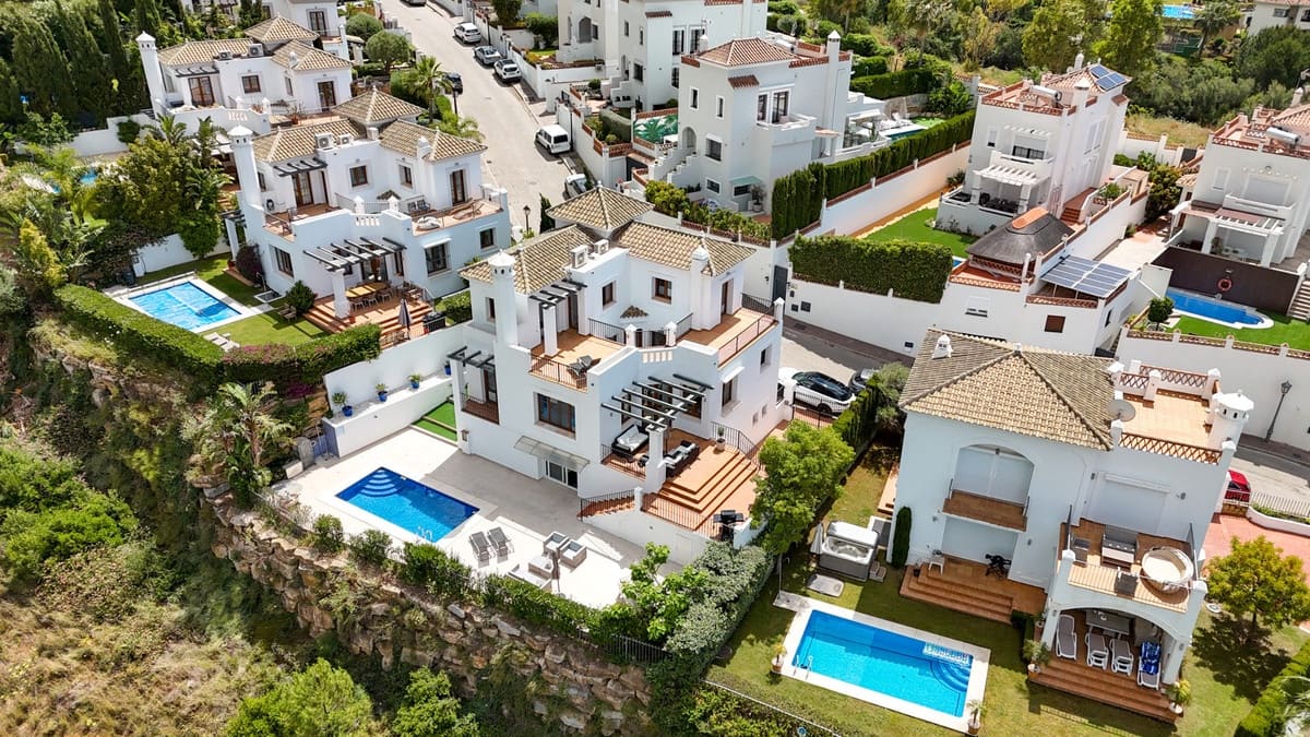4 bedroom Villa for sale in Estepona with pool - € 1,425,000 (Ref: 9857695)