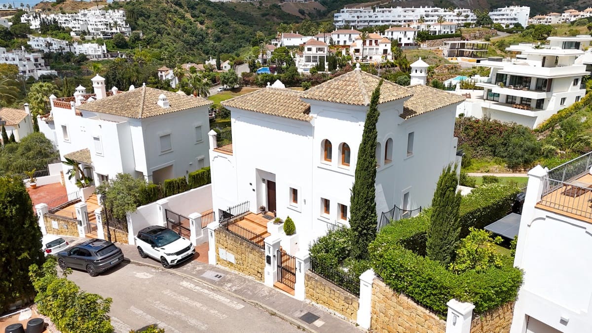4 bedroom Villa for sale in Estepona with pool - € 1,425,000 (Ref: 9857695)