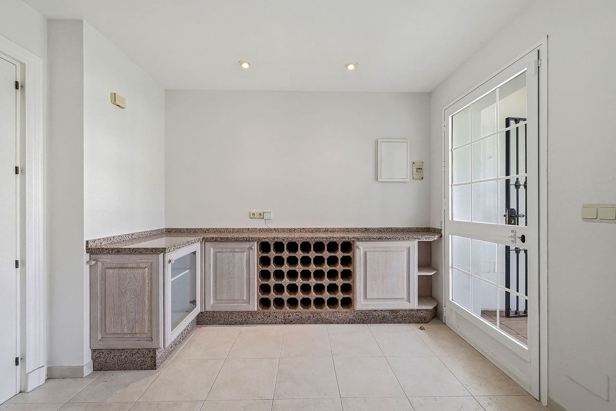 4 sypialnia Dom na sprzedaż w Nueva Andalucia z basenem garażem - 625 000 € (Ref: 9858156)