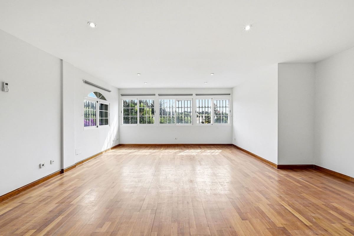 4 sypialnia Dom na sprzedaż w Nueva Andalucia z basenem garażem - 625 000 € (Ref: 9858156)
