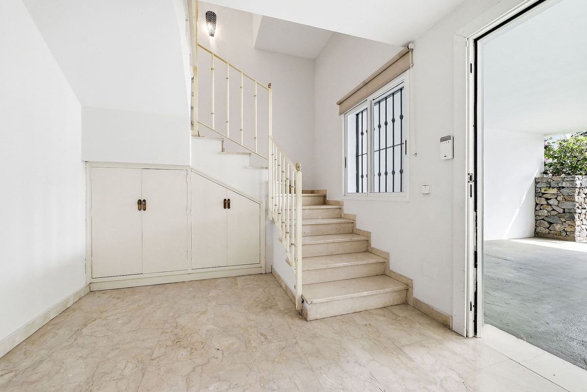 4 sypialnia Dom na sprzedaż w Nueva Andalucia z basenem garażem - 625 000 € (Ref: 9858156)