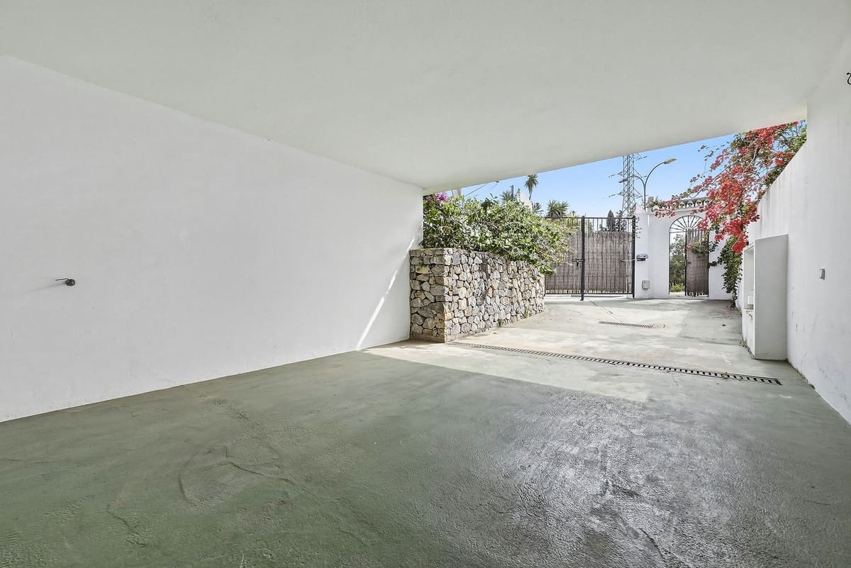 4 sypialnia Dom na sprzedaż w Nueva Andalucia z basenem garażem - 625 000 € (Ref: 9858156)